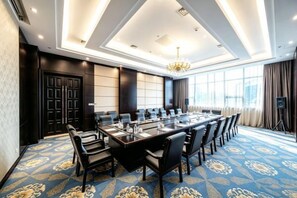 A conference room with a long table, chairs, and a chandelier. - Damei International Hotel (Linyi)