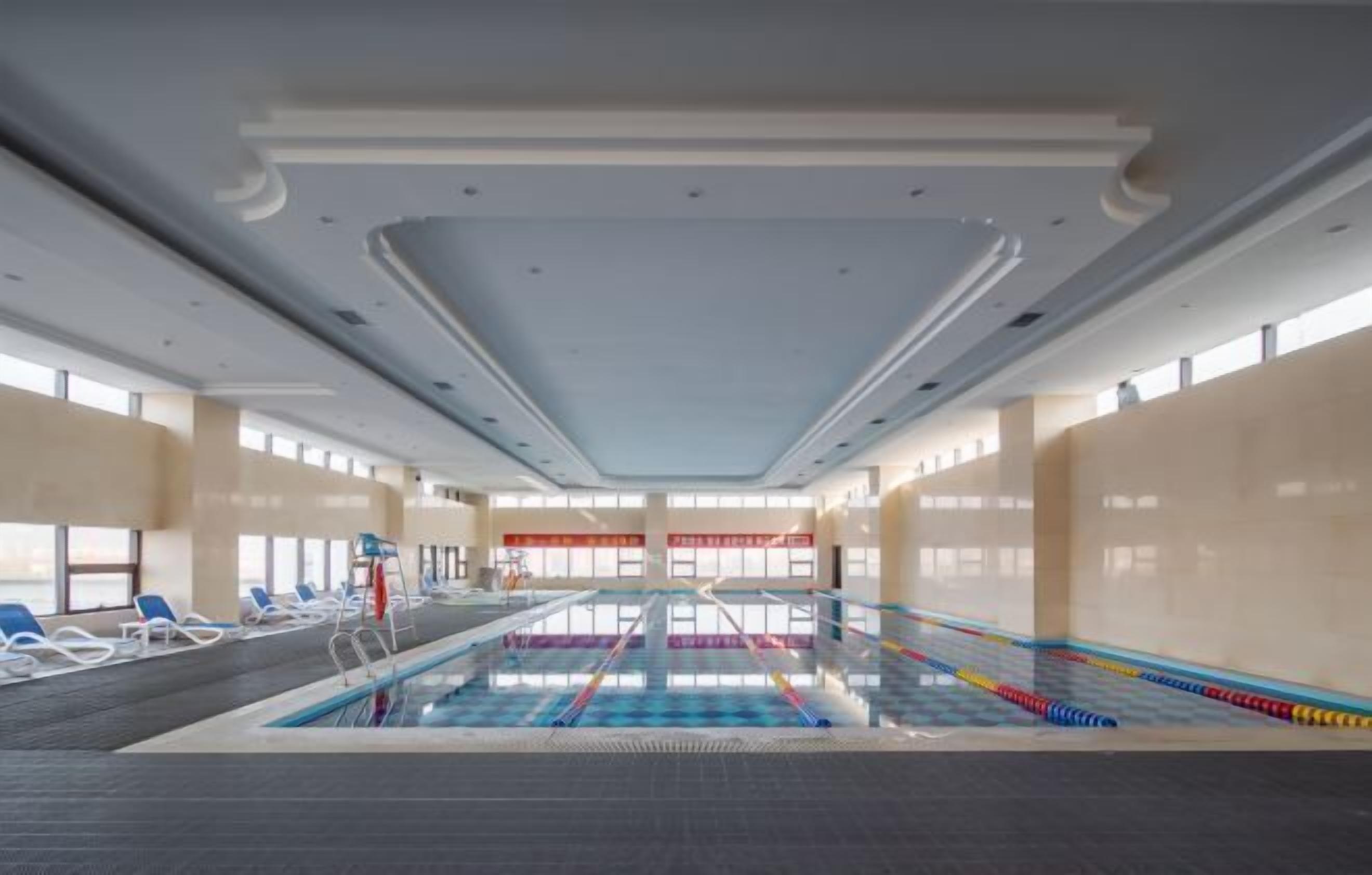 حمام سباحة داخلي