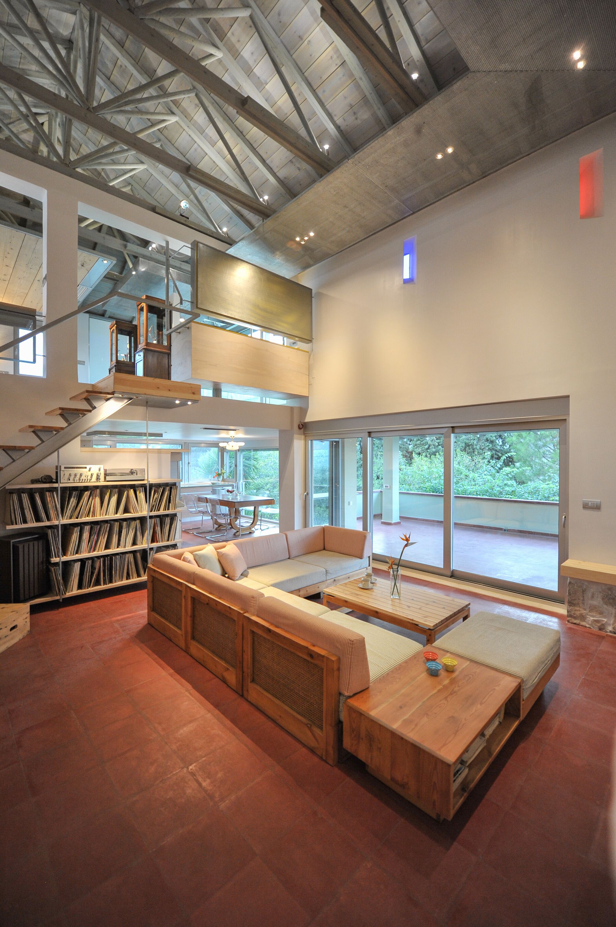 المنشأة من الداخل