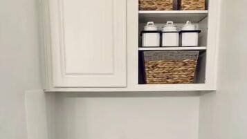 SĂšche-cheveux, serviettes fournies, savon, shampoing