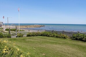 Sun loungers - Large Oceanfront Home in Exclusive Brant Rock Section of Marshfield - Sleeps 10 (Marshfield)