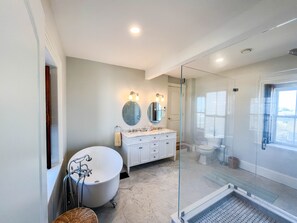 Hair dryer, towels, soap, shampoo - Large Oceanfront Home in Exclusive Brant Rock Section of Marshfield - Sleeps 10 (Marshfield)