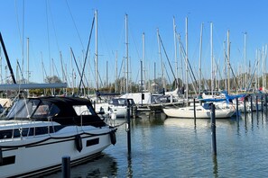 Marina - Beachvilla It Langezand direct gelegen aan vaarwater met sauna en whirlpool. (Makkum)