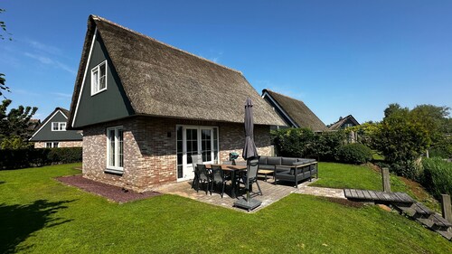 Waterfront BeachVilla mit luxuriösem Lounge-Set, Sauna und Strandnähe