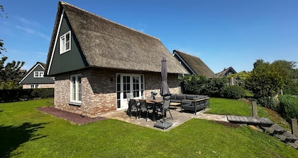 Waterfront BeachVilla mit luxuriösem Lounge-Set, Sauna und Strandnähe