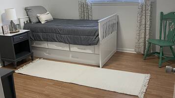 3 slaapkamers, een strijkplank/strijkijzer, gratis wifi, beddengoed