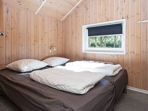 House | 4 bedrooms, individually furnished - 8 Person Holiday Home in Oksbol (Oksbol)