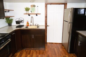 Frigorífico, microondas, horno y placa de cocina