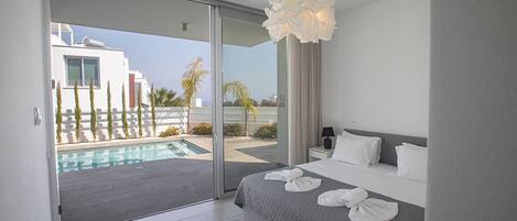 4 makuuhuonetta, tallelokero huoneessa, silitysrauta/-lauta