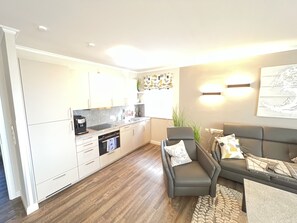 Smart TV, fireplace, stereo