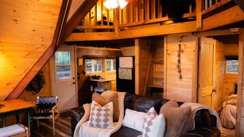 Tv, pejs, dvd-afspiller, bøger