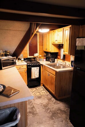 Réfrigérateur, micro-ondes, plaque de cuisson, cafetière/bouilloire