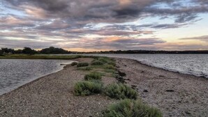A riverside path with grassy areas and a view of the water. - 10 Person Holiday Home in Ronde (Ronde)