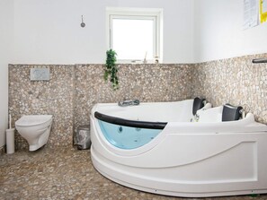 House | Spa treatment - 10 Person Holiday Home in Ronde (Ronde)