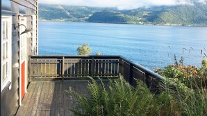 A wooden deck with a view of a lake and mountains. - 11 Person Holiday Home in Davik-by Traum (Bremanger)