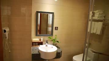 Une salle de bain avec un lavabo, un miroir et des toilettes.
