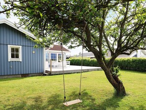 A house with a porch, a swing, and a tree. - 7 Person Holiday Home in Svendborg (Svendborg)