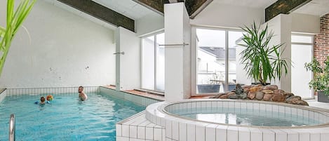 Appartement | Zwembad | Een binnenzwembad, een buitenzwembad