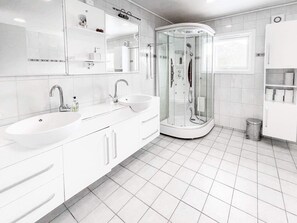 Apartment | Bathroom