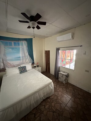 2 slaapkamers, een bureau, een strijkplank/strijkijzer, gratis wifi