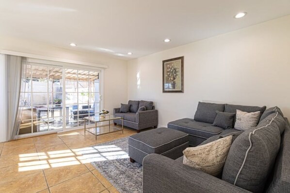 Living area - KING 2 BD Charming House in LA (Burbank)