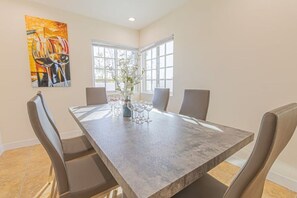 Dining - KING 2 BD Charming House in LA (Burbank)