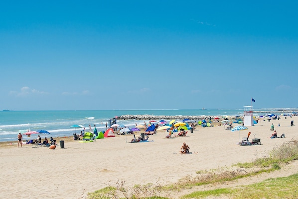 Una spiaggia nelle vicinanze