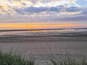A beach with a wide sandy area and a view of the ocean. - 6 Person Holiday Home in Fano (Fano)