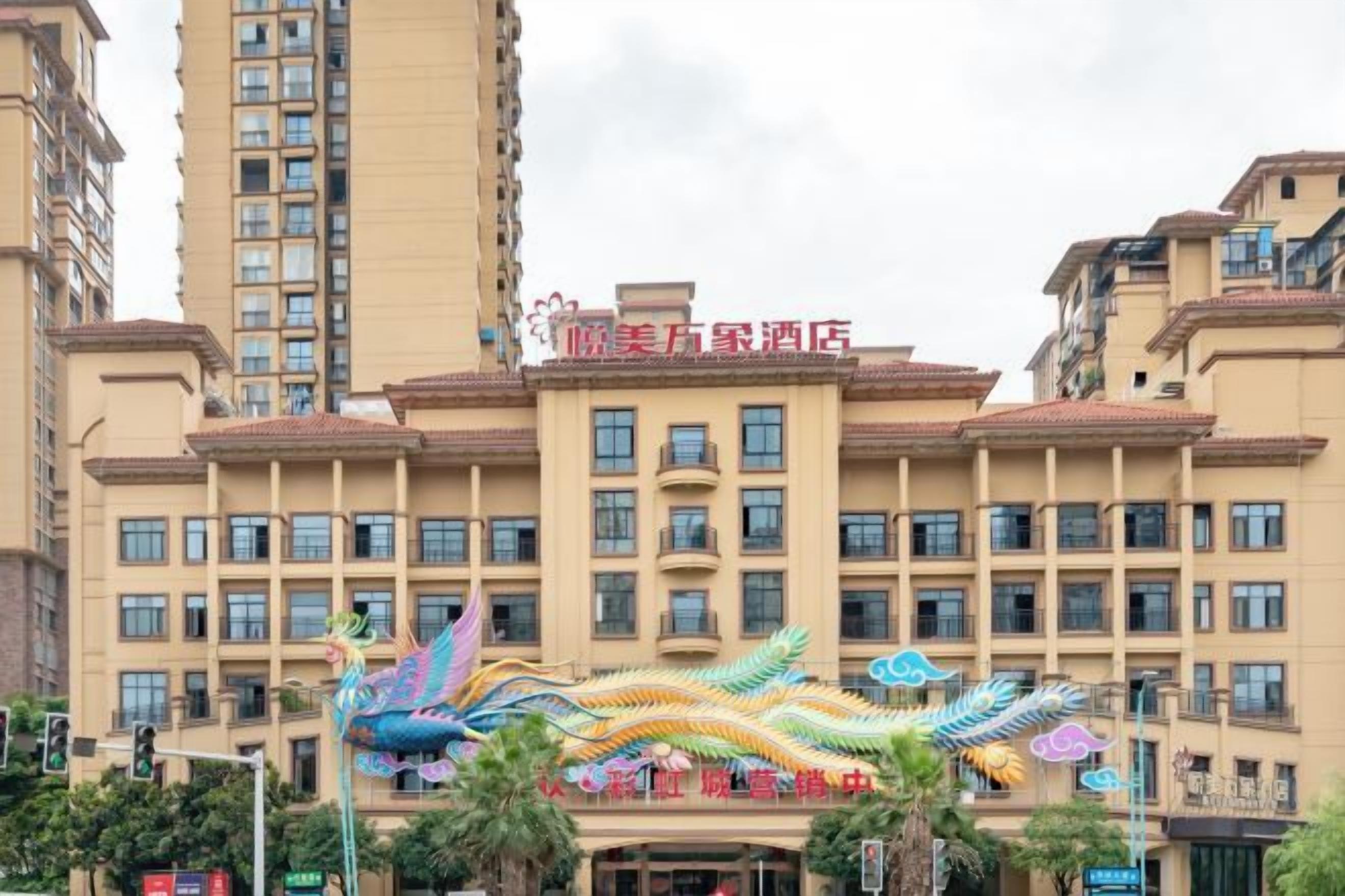 Een hotel in traditionele architectuur, met meerdere balkons en een opvallende entree met decoratieve details.