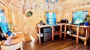 Kühlschrank, Mikrowelle, Herdplatte, Wasserkocher mit Kaffee-/Teezubehör