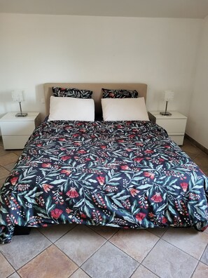 3 bedrooms, travel cot, free WiFi, bed sheets - Large apartment in the heart of the village. (Villeneuve-Minervois)