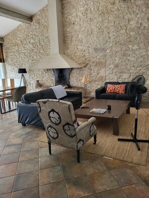 TV, books, stereo - Large apartment in the heart of the village. (Villeneuve-Minervois)