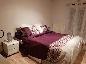 3 bedrooms, desk, iron/ironing board, travel cot