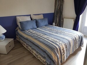 3 camere, una scrivania, ferro/asse da stiro, culla da viaggio