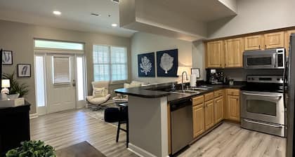 Walk to the beach. 2 Bedroom Condo - "The Blue Palm."