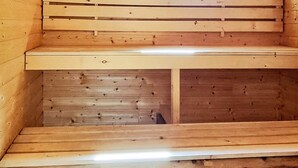 Een houten interieur met een bank en een vakruimte eronder.