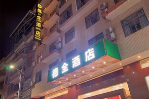 Un hotel con un letrero llamativo que indica que ofrece servicios completos.