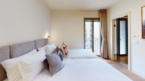 2 chambres, coffres-forts dans les chambres, bureau