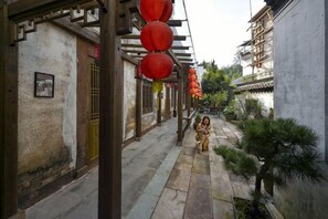 A narrow alleyway with traditional architecture, including wooden beams and tiled flooring. - Banshan Xianke Inn (Huangshan City)