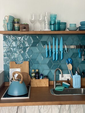 Geladeira, cooktop, cafeteira/chaleira, chaleira elétrica