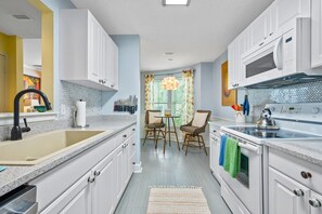 冷蔵庫、電子レンジ、オーブン、コンロ