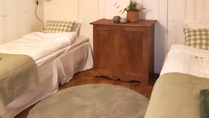 A room with two single beds, a wooden nightstand, and a round rug. - 4 Star Holiday Home in Langshyttan (Langshyttan)