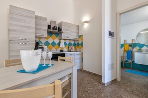 Kühlschrank, Mikrowelle, Herdplatte, Geschirrspüler