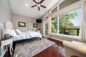 2 bedrooms, desk, iron/ironing board, WiFi