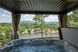 Outdoor spa tub - Hilltop Haven Hot Springs Mountain Views on Lake Hamilton nearby Oaklawn Casino (Hot Springs)