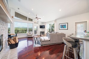 Smart TV, fireplace, video games - Hilltop Haven Hot Springs Mountain Views on Lake Hamilton nearby Oaklawn Casino (Hot Springs)