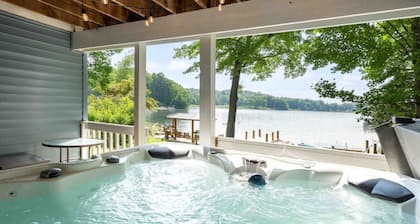 Lakefront, Private Lake, hot tub, Game Room & pets