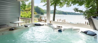 Lakefront, Private Lake, hot tub, Game Room & pets