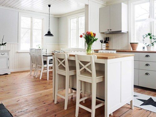 Historic Cottage by Lake Yngern