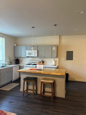 雪櫃、微波爐、焗爐、爐具